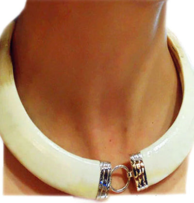 collar jabali centro aro liso en oro blanco de 18 kilates