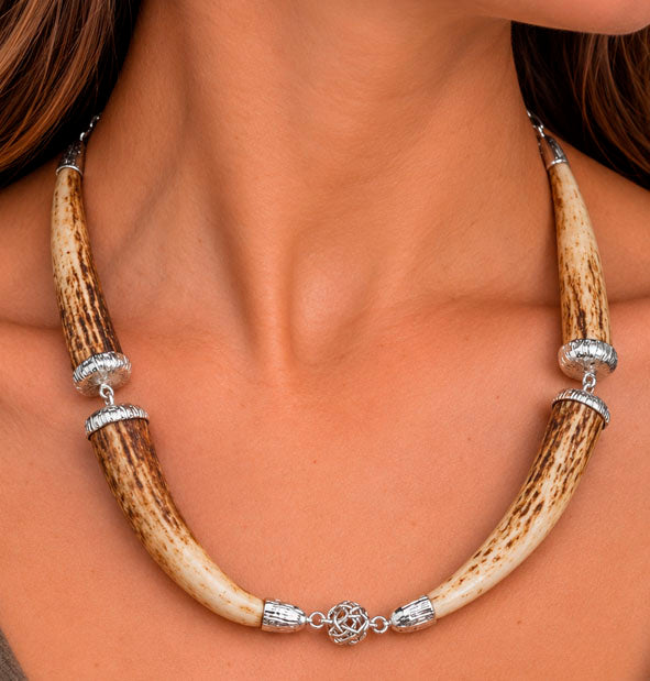 Collar de puntas de ciervo con bolita calada central y engarces de plata
