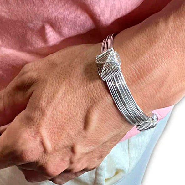 Pulseras-de-Nudos-Corredizos-en-Hilos-de-Plata-Artesania-y-Elegancia-desde- el-Taller-de-Joyas-de-Caza-en-Madrid