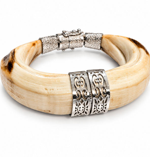 Pulsera de amoladera de jabalí con dos bandas de filigrana barroca en plata y cierre decorado