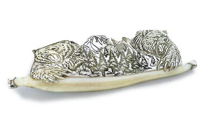 Broche personalizado en plata de ley con diseño de oso grizzly y paisaje canadiense