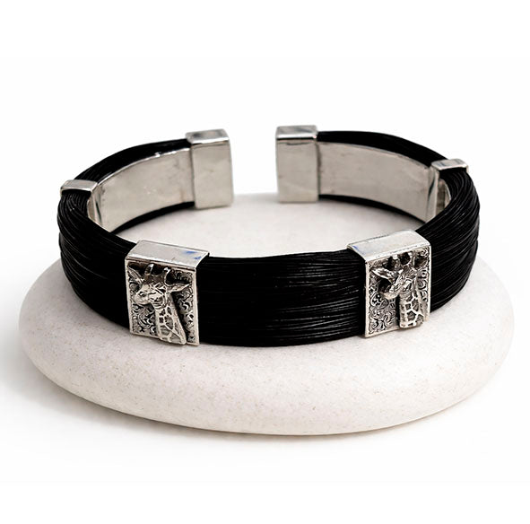pulsera ancha plana con cabezas de jirafa en pelo de jirafa y plata de ley