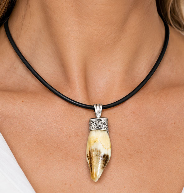 Collar Colmillo Pequeño de Jabalí tallado floral plata detalle cuello mujer el casquillo de plata