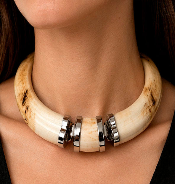 Collar de colmillos de facochero con centro articulado en plata y cadena de eslabones, gargantilla artesanal unisex