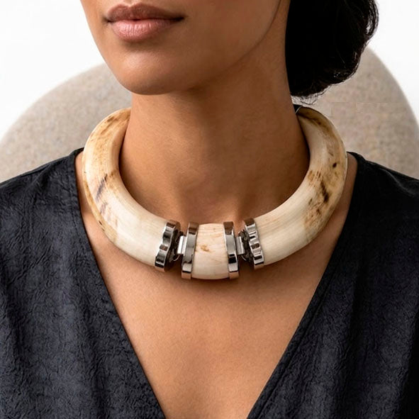 Detalle collar facochero con pieza central móvil en plata de ley y colmillo natural, diseño exclusivo Joyas de Caza