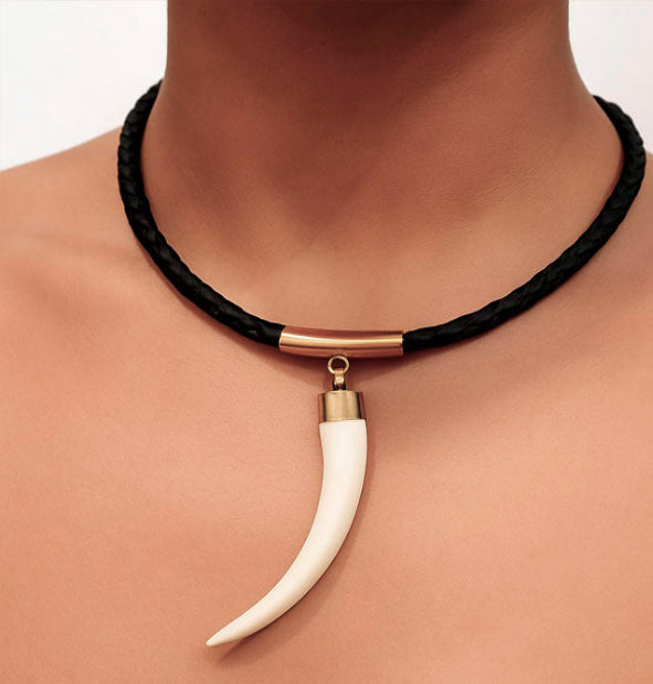 Collar colmillo de facochero africano y cuero con casquillos en oro amarillo 18 kilates – Joyas de Caza