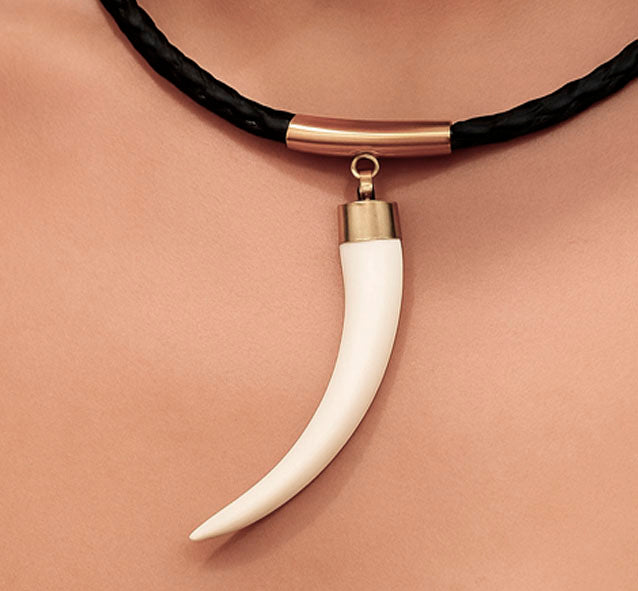 Collar colmillo facochero y cuero en oro 18 kilates