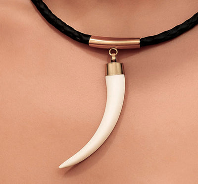 Collar colmillo facochero y cuero en oro 18 kilates