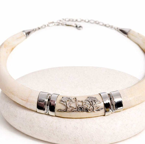 Collar de Colmillos de Facochero Centro africano con Detalles en Plata de ley
