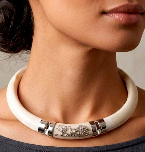 Collar de Colmillos de Facochero Centro africano con Detalles en Plata