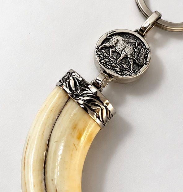 Llavero de colmillo de facochero Colección África en plata 925 detalle casquillo grabado cebra