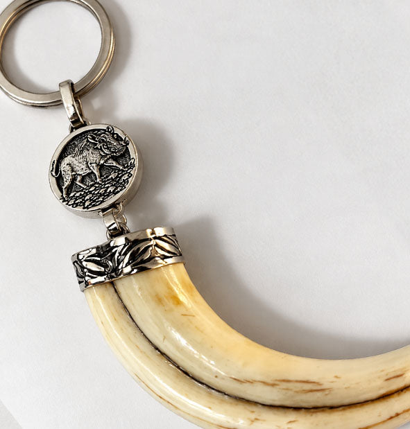 Llavero de colmillo de facochero Colección África en plata 925 detalle del llavero completo