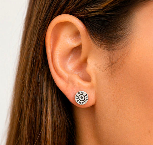 pendiente culata en plata de ley en la oreja
