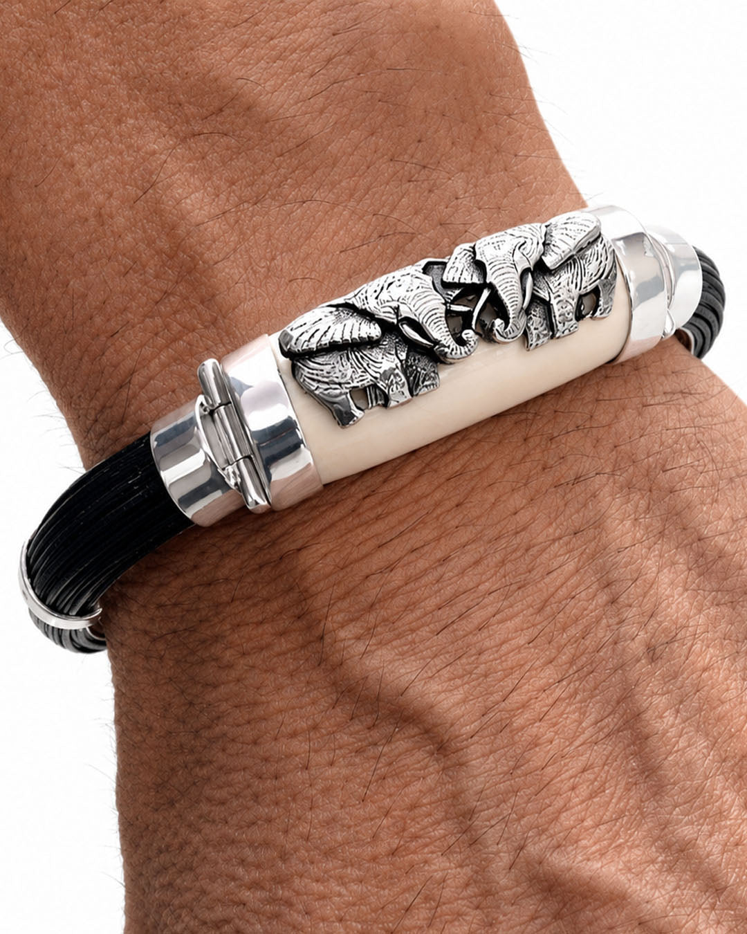 Pulsera Elefante Africanos enfrentados con pelo de bufalo y hueso en plata en la muñeca del modelo