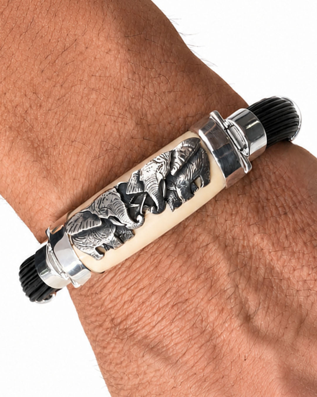 Pulsera Elefante Africanos enfrentados con pelo de bufalo y hueso en plata detalle lateral en la muñeca del modelo