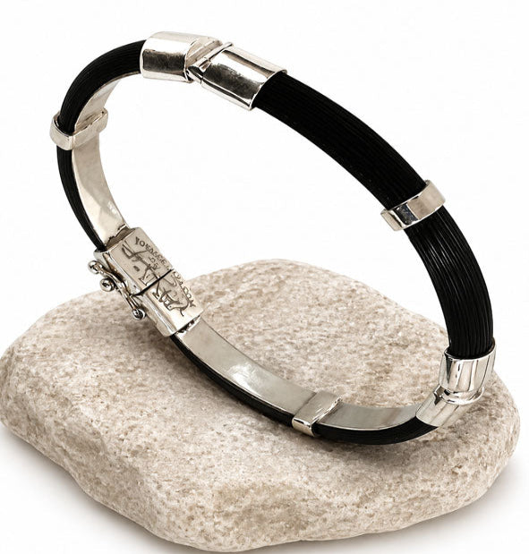 pulsera media caña de pelo de jirafa con un ancho de 7 mms en plata