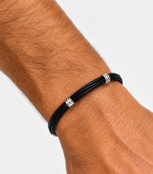 Pulsera pelo búfalo africano tubo redondo 5mm con asas dobles en plata de ley 925 – en la mano del modelo