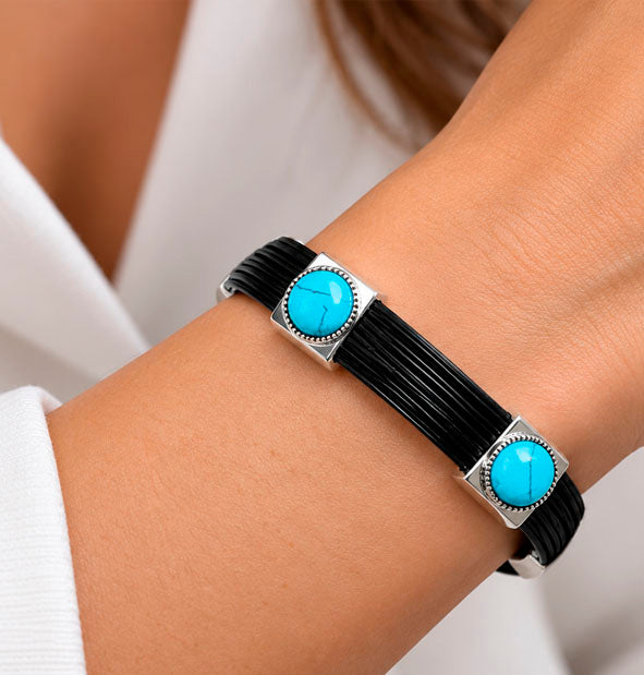 Pulsera plana de pelo de búfalo con turquesas y plata 925 | Joyas de Caza