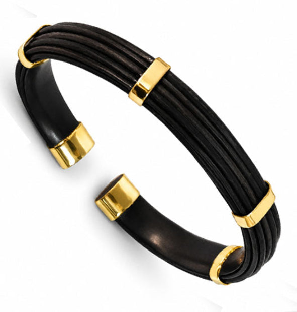 pulsera forma almendrada en plano con pelo de bufalo africano y asas en oro amarillo de 18 kilates con base oscurecida fabricado por Joyas de Caza en Madrid