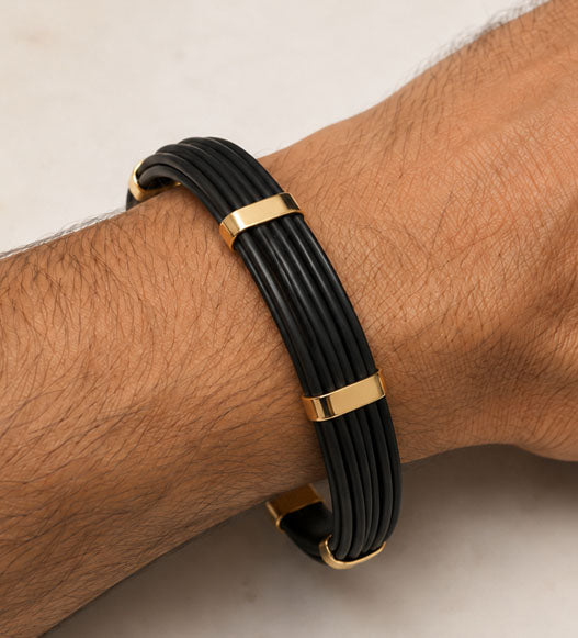 pulsera forma almendrada en plano con pelo de bufalo africano y asas en oro amarillo de 18 kilates puesta en la muñeca del modelo