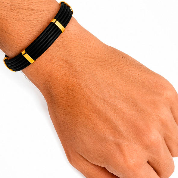 Detalle de pulsera artesanal de pelo de búfalo y oro 18K en muñeca, diseño unisex de 10 mm | Joyas de Caza