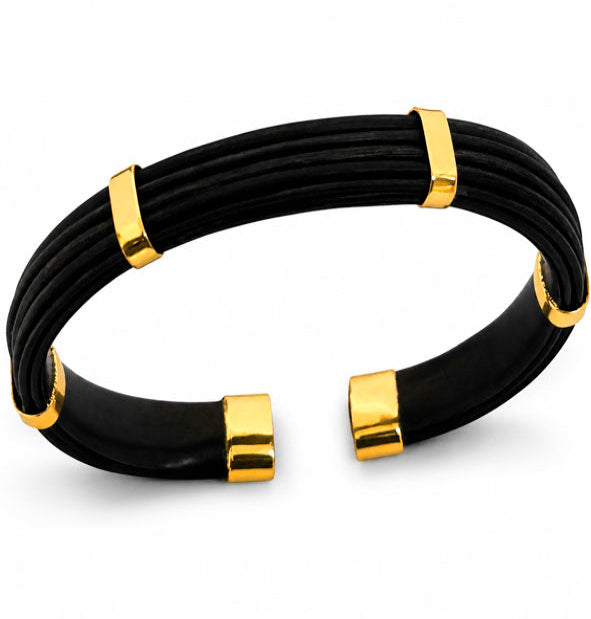 Pulsera almendrada plana de pelo de búfalo africano con oro amarillo 18 kilates y plata de ley puesta en la muñeca | Joyas de Caza