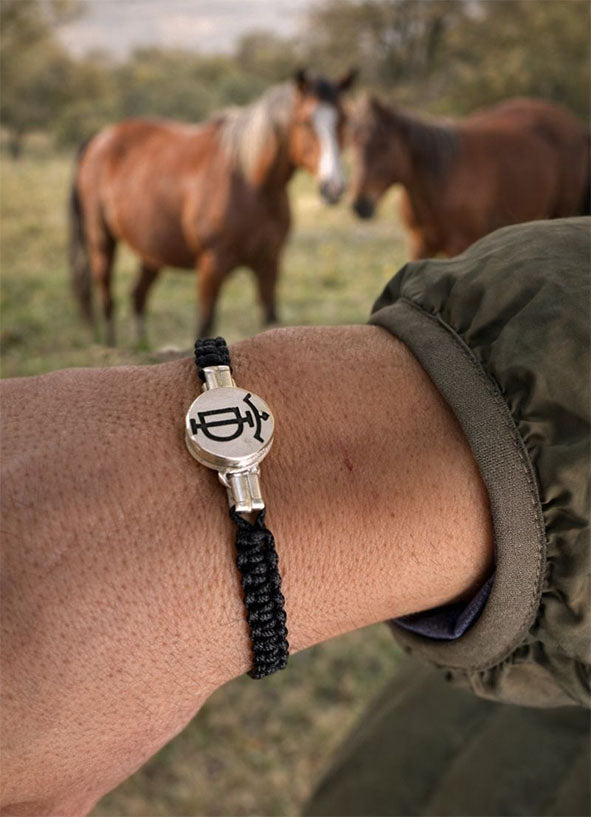 Pulsera-con-tu-hierro-ganadero-con-trenza-algodon-con-plata-3