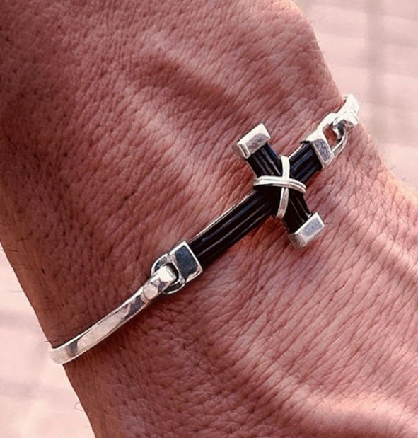 Pulsera cruz de pelo de búfalo africano con plata de ley hecha a mano en Madrid joya artesanal ajustable