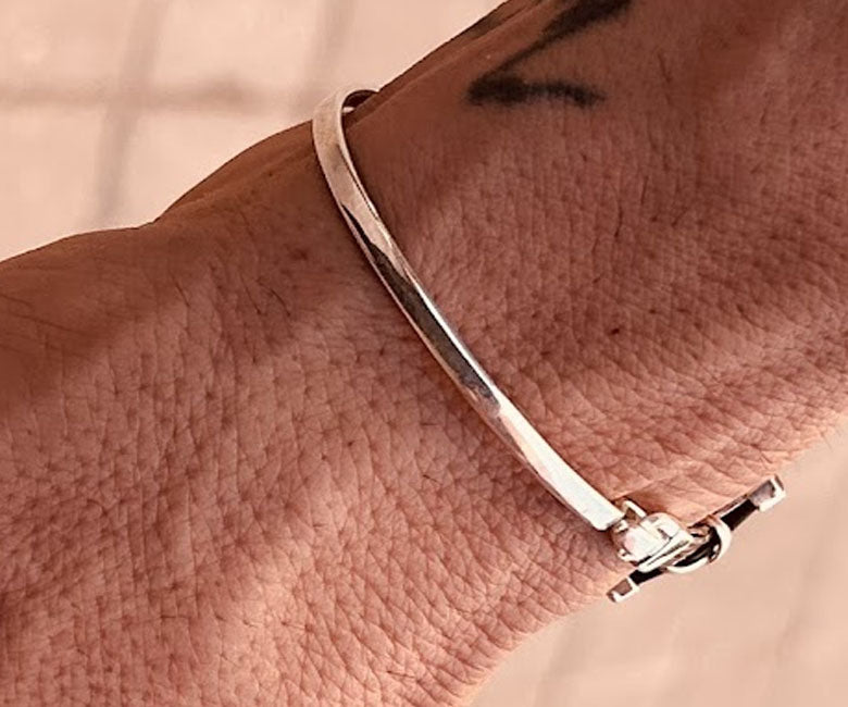 Detalle de cruz en plata de ley con pelo de búfalo africano textura natural y acabado artesanal