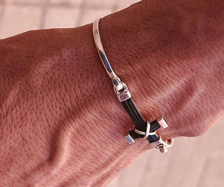 Cierre ajustable con nudos corredizos en pulsera de pelo de búfalo resistente y cómodo