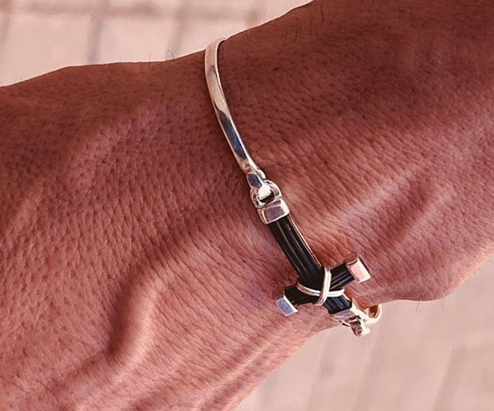 Cierre ajustable con nudos corredizos en pulsera de pelo de búfalo resistente y cómodo