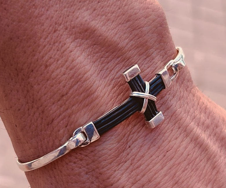 Pulsera-cruz-pelo-de-bufalo-con-plata-4