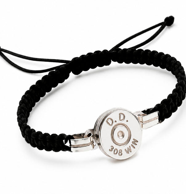 Detalle frontal de pulsera de algodón trenzado negro con culata personalizada en plata de ley