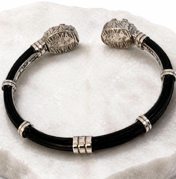 Detalle de perlas de venado enfrentadas en pulsera abierta con plata de ley y pelo de búfalo africano