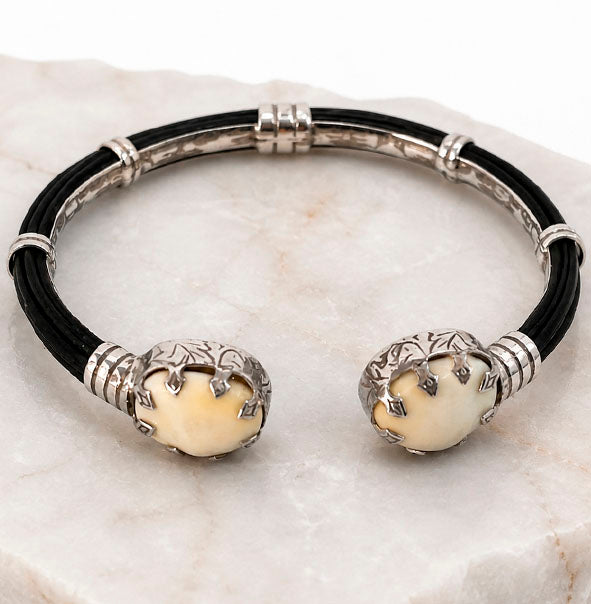 Pulsera artesanal de perla de venado y pelo de búfalo africano en plata 925 sobre piedra blanca