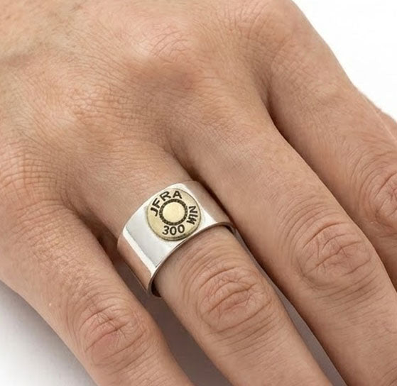 Detalle grabado culata central en oro 18k sobre banda de plata 925 – anillo artesanal Joyas de Caza