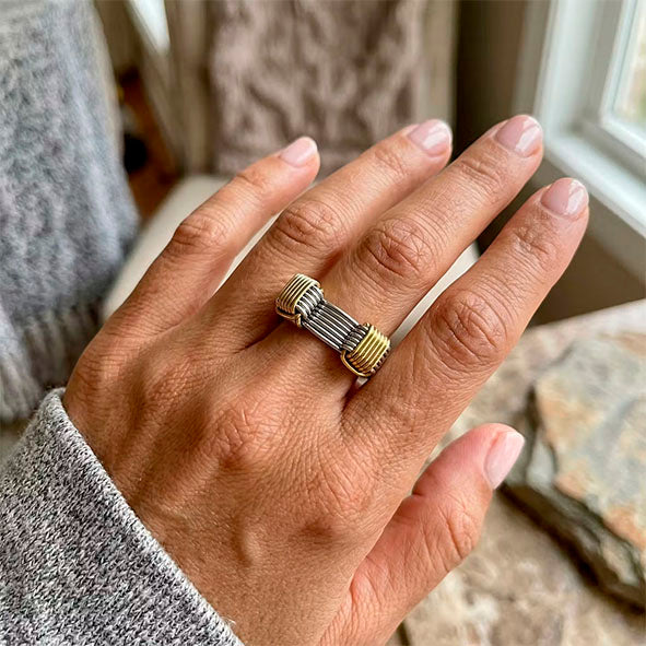 Detalle nudos africanos en oro 18k sobre banda de plata 925 – anillo unisex cinegético Joyas de Caza