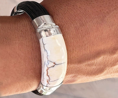 pulsera-ancha-media-cana-pelo-bufalo-con-colmillo-en-plata-de-ley-foto-6