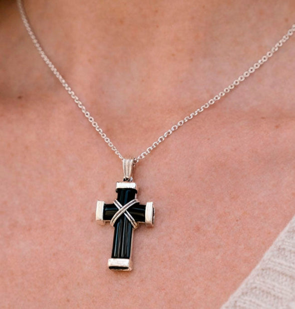 Cadena con cruz pequeña Nudo Africano en pelo de búfalo y plata de ley 925 hecha a mano