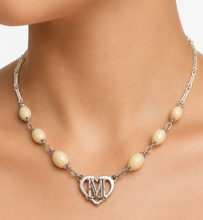 collar perla venado con corazon en plata en el cuello de la modelo