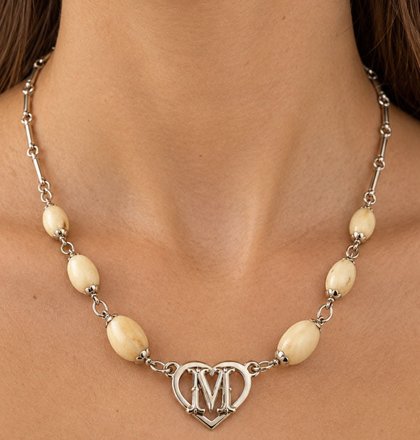 Collar de 6 perlas de venado con corazón personalizado en plata 925  Joyas de Caza detalle del collar completo en el cuello de la modelo