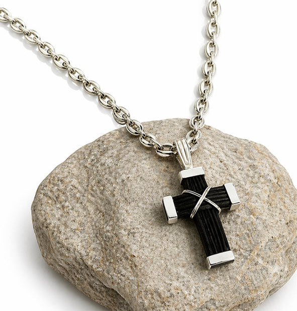 collar calabrote con cruz de plata con pelo de bufalo 