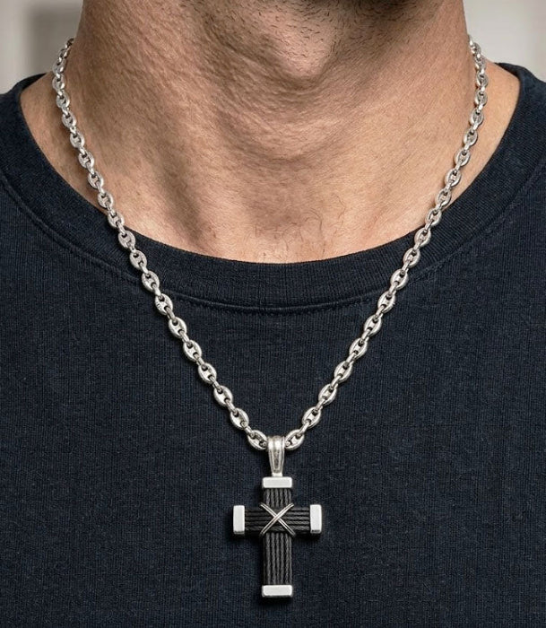 collar calabrote con cruz de pelo puesto en el cuello de un modelo