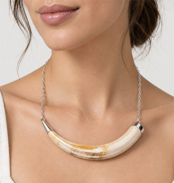 Collar Colmillo Facochero Sencillo Plata y detalle en el cuello de la mujer 