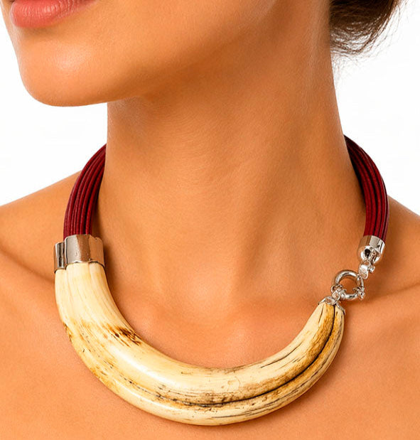 Collar colmillo de facochero con cuero colorido y plata 925 | Joyas de Caza
