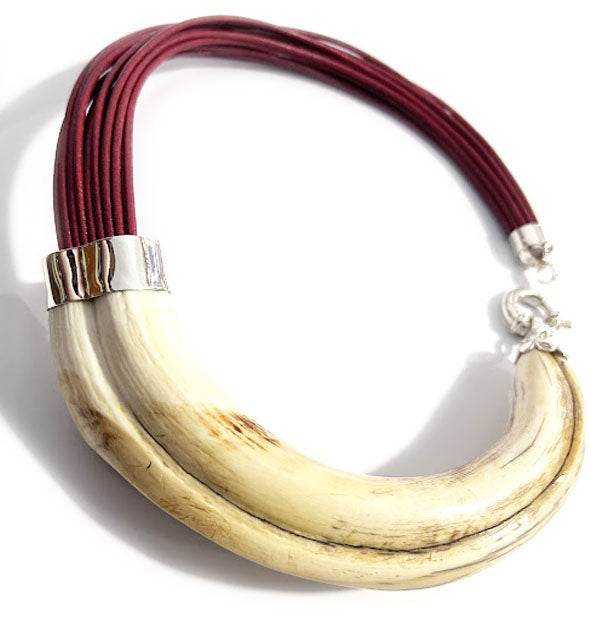 Collar colmillo de facochero con cuero y plata 925, vista lateral | Joyas de Caza