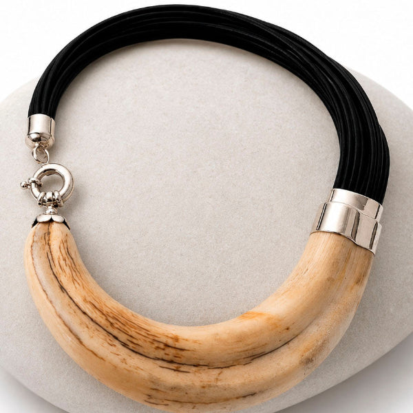 Collar colmillo de facochero con hilos de cuero negro y plata de ley
