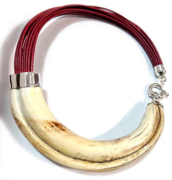 Detalle del casquillo de plata 925 sobre colmillo de facochero natural con cuero | Joyas de Caza