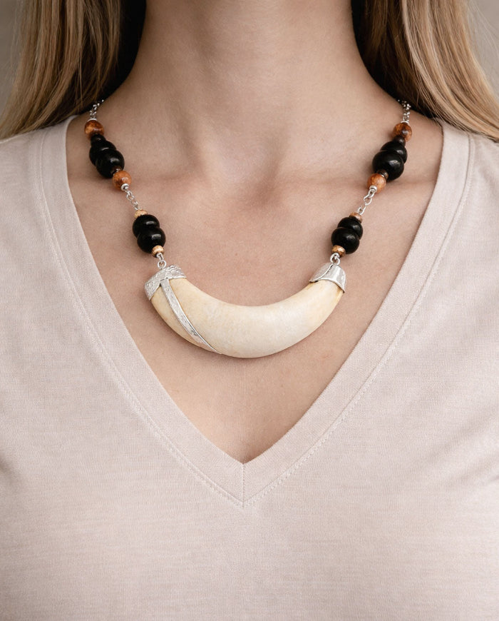 Detalle del collar colmillo de jabalí con cadena de eslabones, piedras naturales y plata 925 | Joyas de Caza