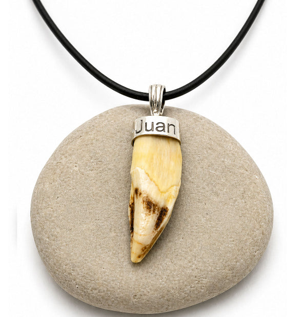 collar colmillo jabalí pequeño personalizado nombre grabado plata cuero joya artesanal Madrid  joyas de caza